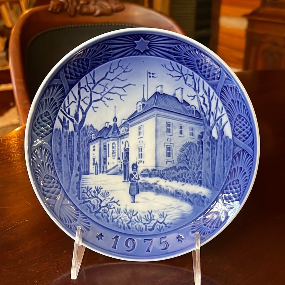 Royal Copenhagen Blue & White Annual Christmas Plate - 1975